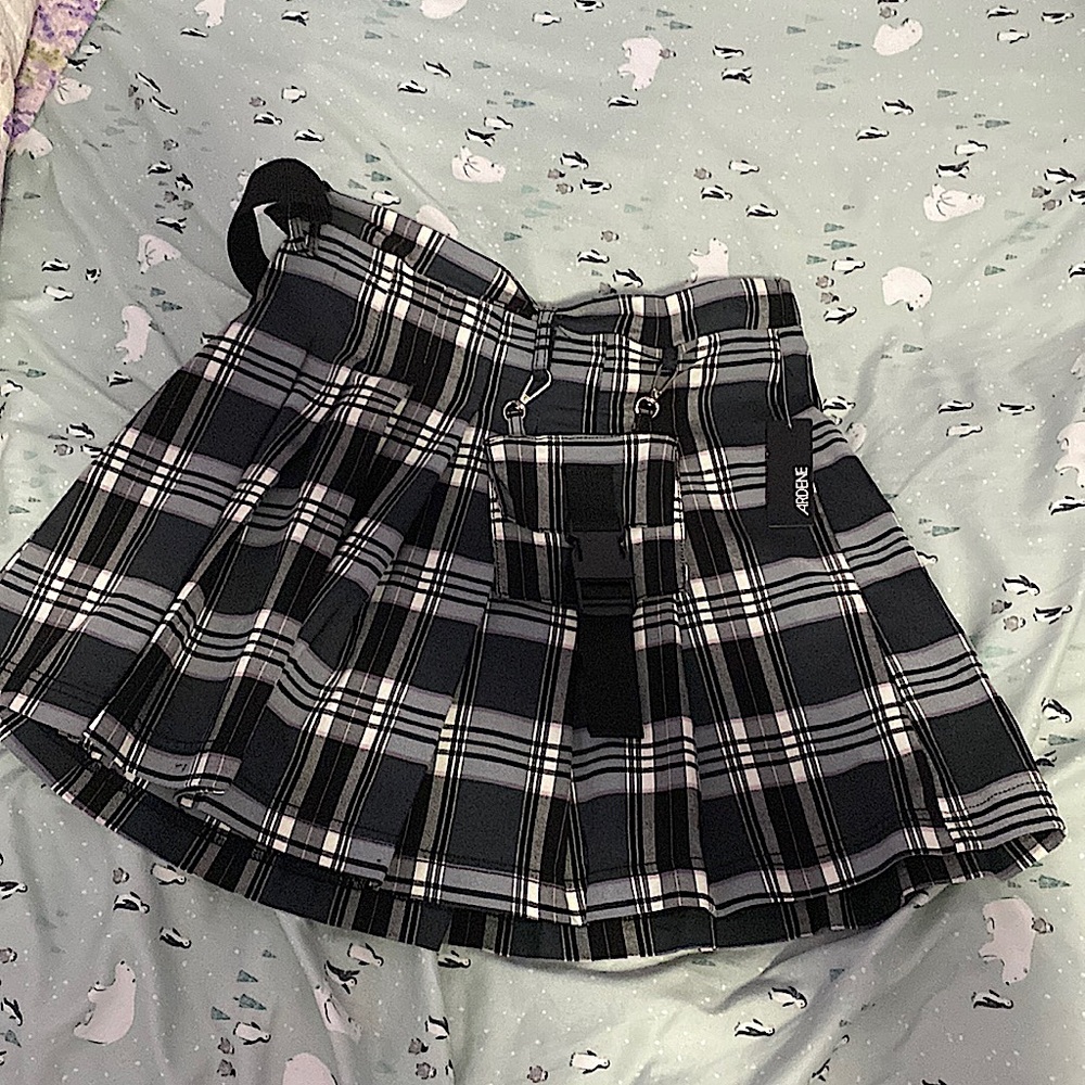 Black and White plaid skirt /w pouch || Ardene